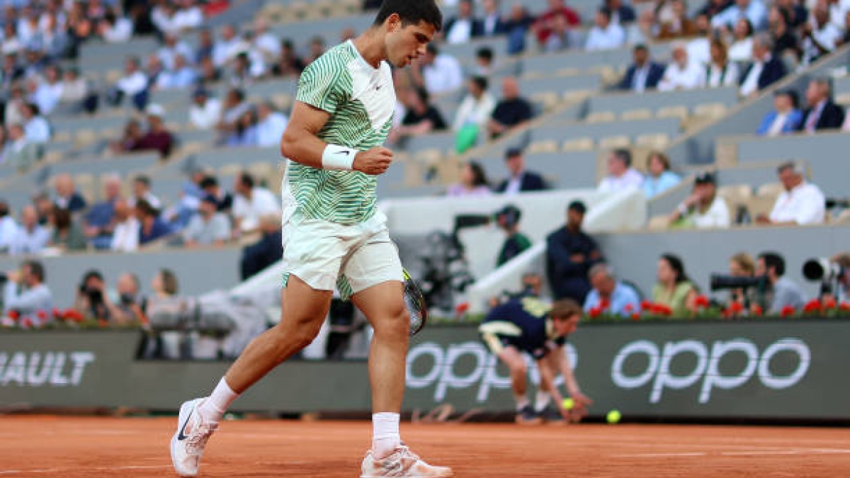 Carlos Alcaraz gana a Tsitsipas en Roland Garros 2023. Foto: gettyimages