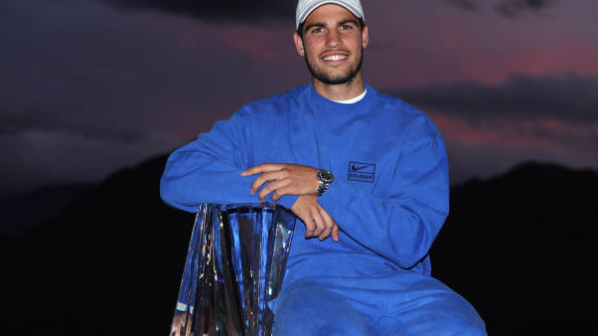 Carlos Alcaraz con el trofeo de Indian Wells. Foto: getty