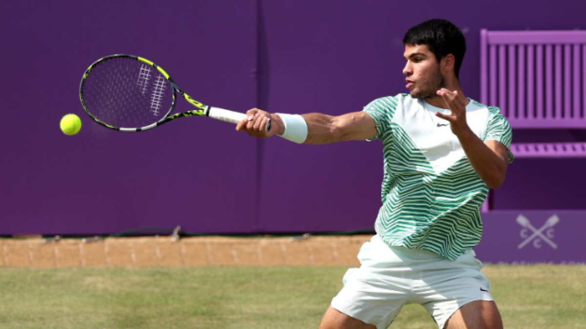 Carlos Alcaraz vence a Jiri Lehecka en el ATP Queen's 2023. Foto: Getty