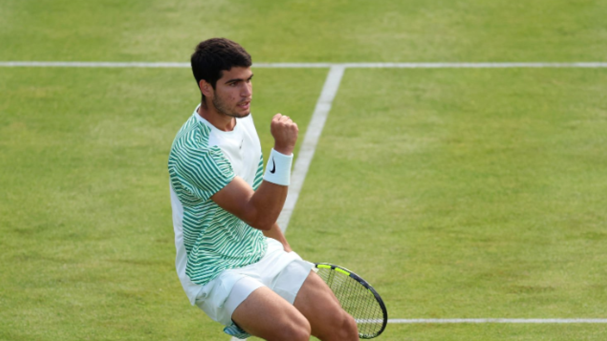 Carlos Alcaraz habla en rueda de prensa tras debutar con victoria en Queen's. Foto: Getty