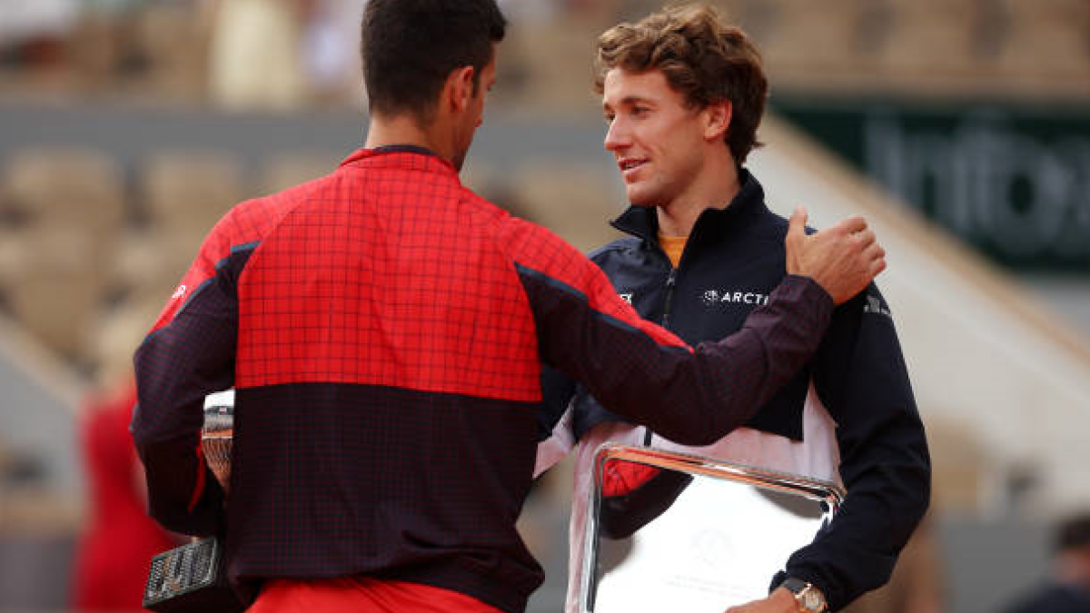 Casper Ruud y Novak Djokovic en Roland Garros 2023. Foto: getty