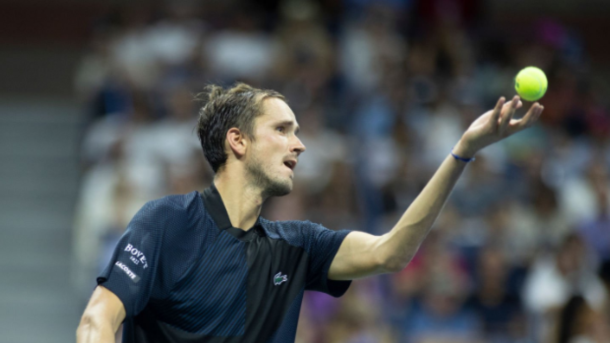 Daniil Medvedev se retira ante Novak Djokovic en Astana 2022. Foto: Getty