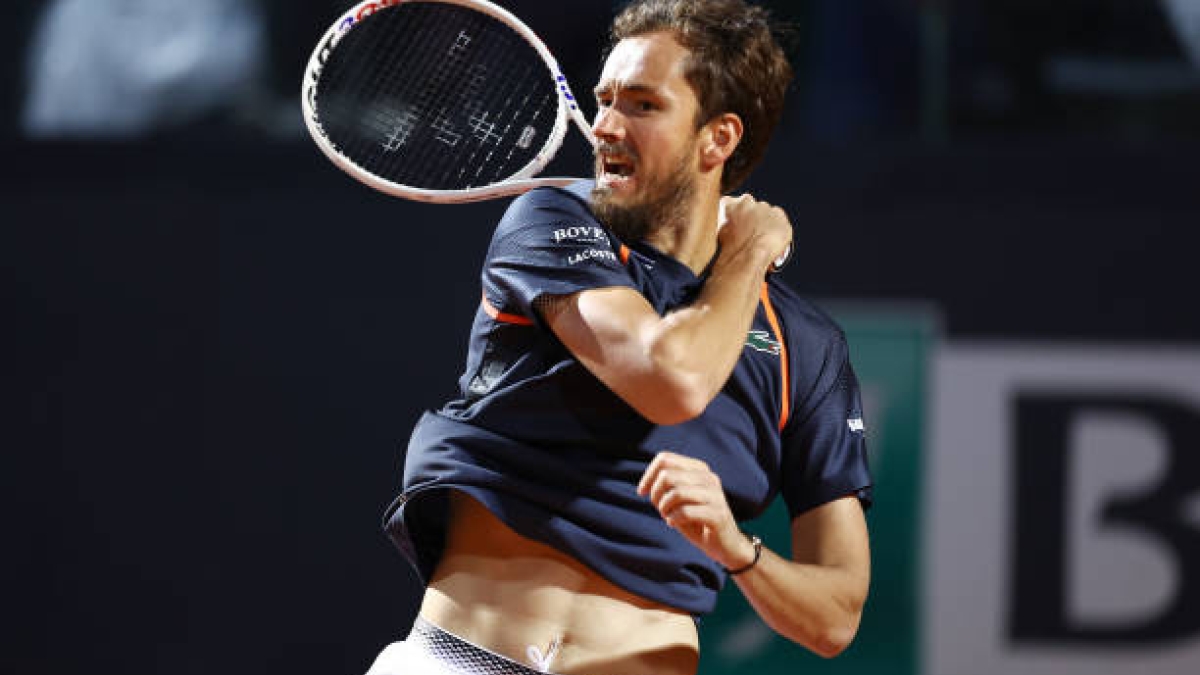 Daniil Medvedev gana a Stefanos Tsitsipas en ATP Roma 2023. Foto: gettyimages