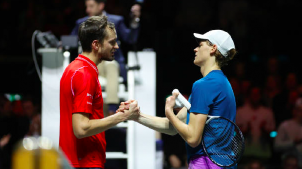 Daniil Medvedev y Jannik Sinner en la final de Rotterdam 2023. Foto: Getty