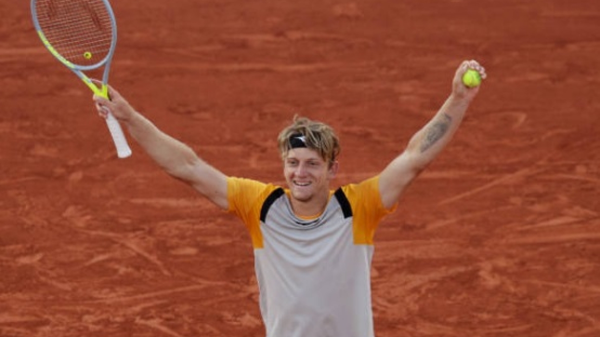 Alzando los brazos victorioso el malagueño Alejandro Davidovich. Foto: Getty