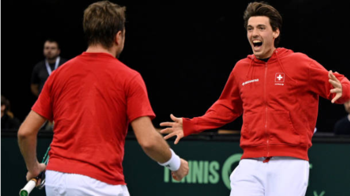 Huesler acude a abrazar a Wawrinka: ambos fueron los héroes de Suiza. Fuente: Getty