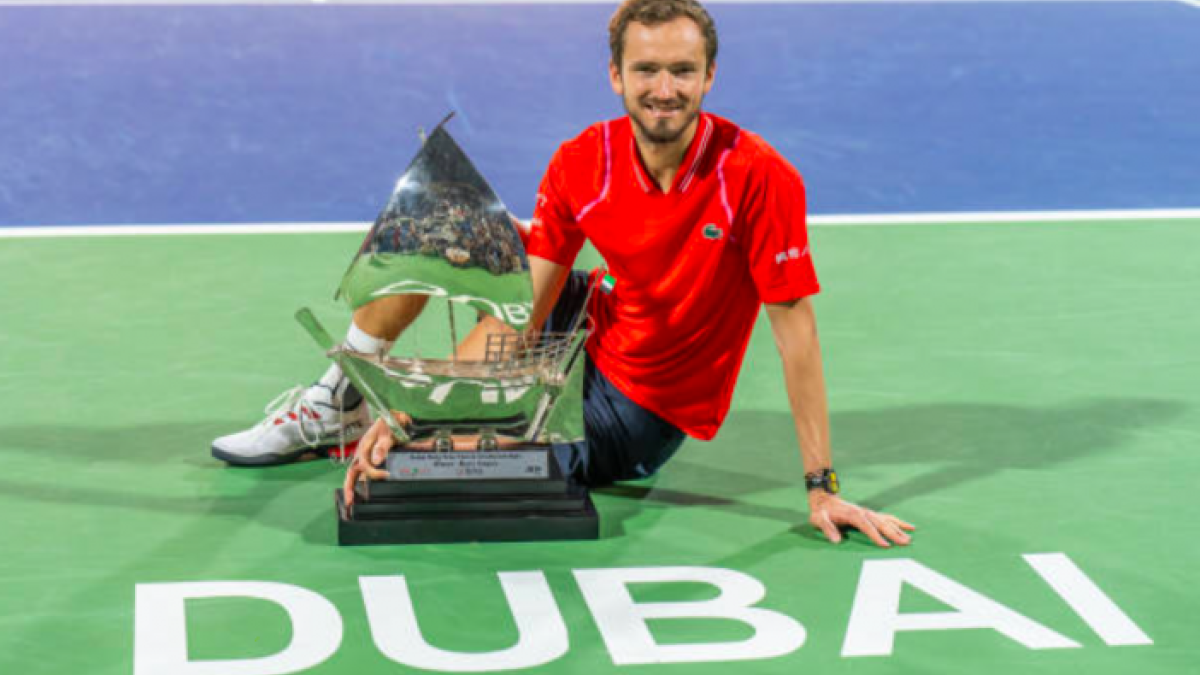 Daniil Medvedev con el título de Dubái 2023. Foto: Getty