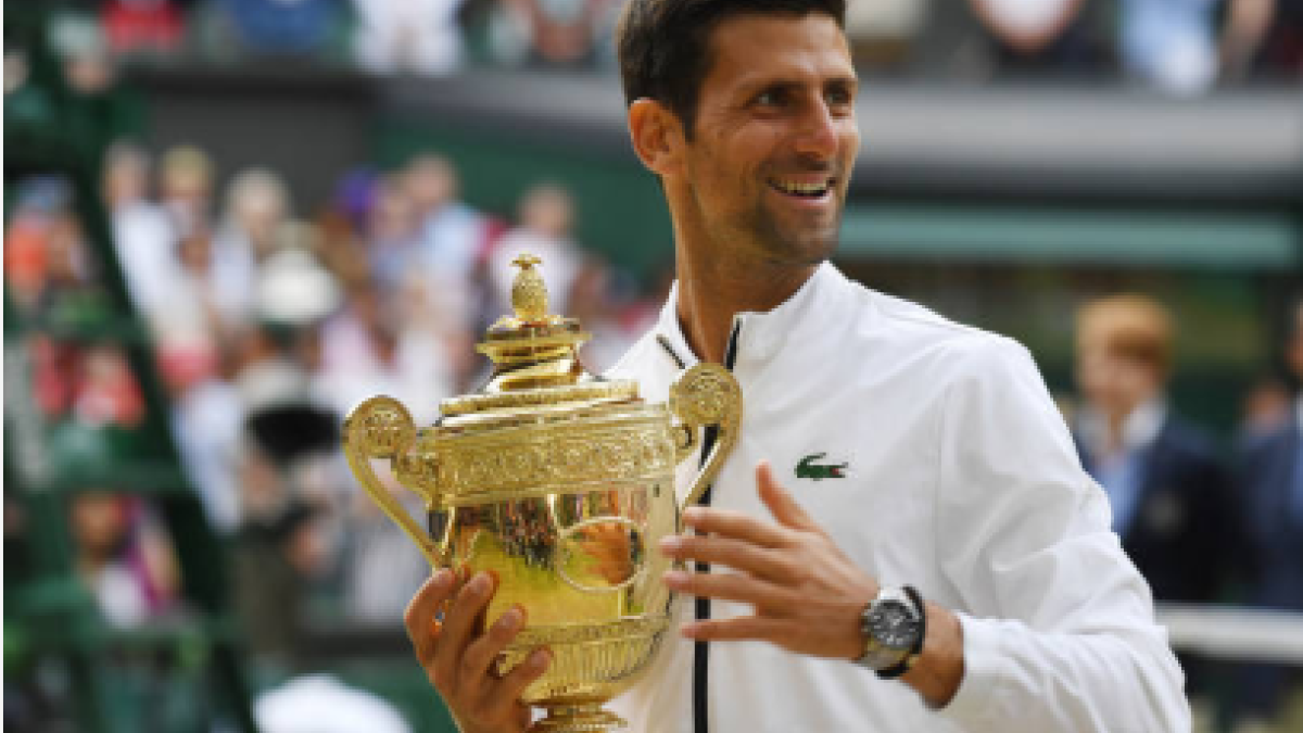 Novak Djokovic con el título de campeón en Wimbledon 2019. Fuente: Getty