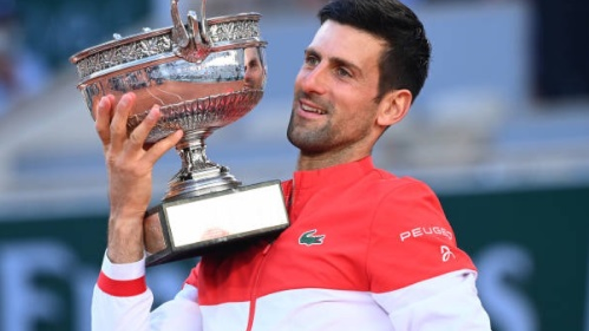 Djokovic con su segunda copa de campeón en Roland Garros. Foto: Getty