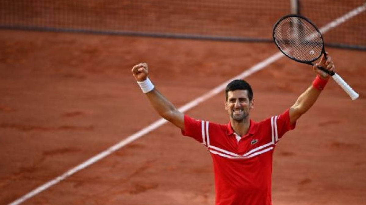 Alza los brazos al cielo Djokovic tras una batalla impresionante con Tsitsipas. Foto: Getty