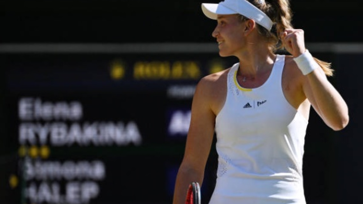 Una triunfante Rybakina derrotando a Halep en las semis de Wimbledon. Foto: Getty