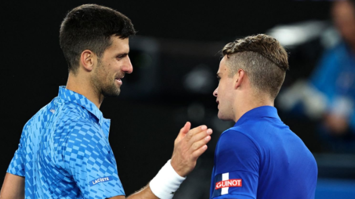Novak Djokovic y Enzo Couacaud en el Open de Australia 2023. Foto: Getty