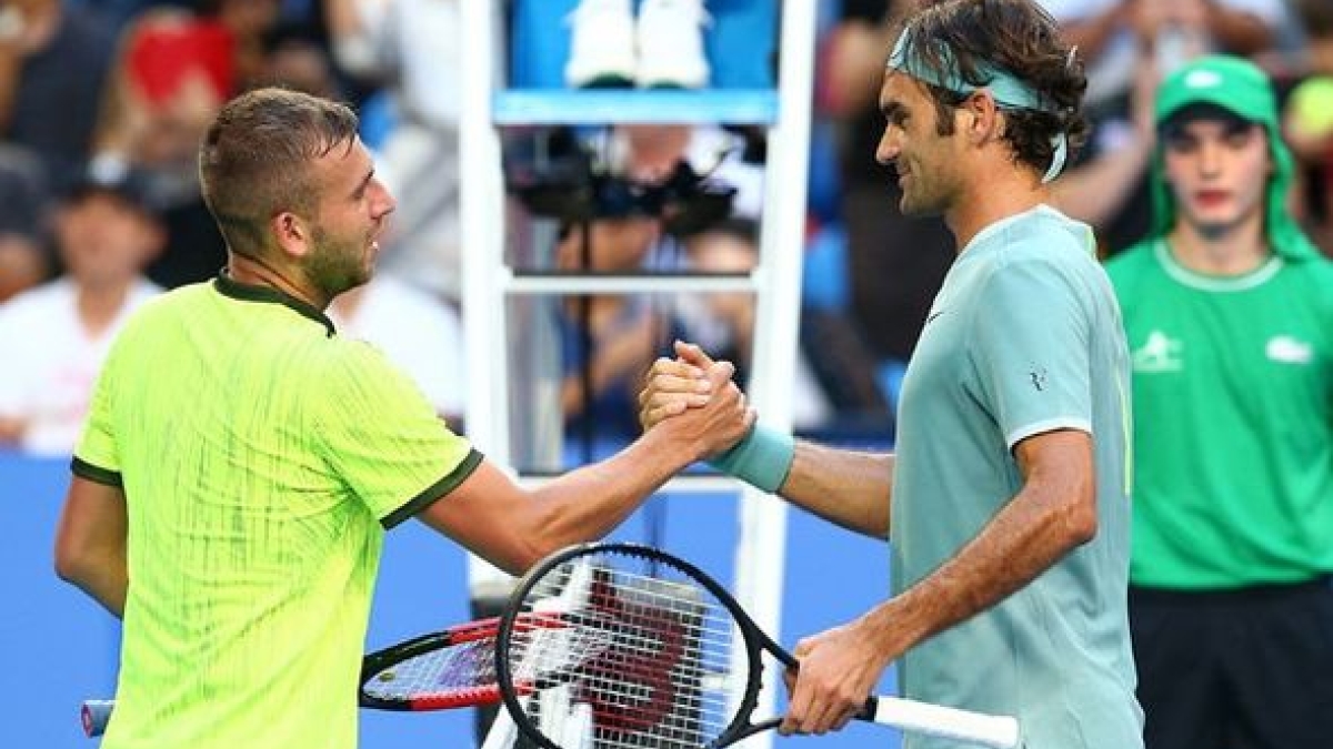 Dan Evans y Roger Federer. Foto: Getty