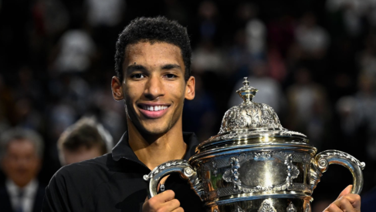 Felix Auger-Aliassime con el trofeo de Basilea 2022. Foto: Getty