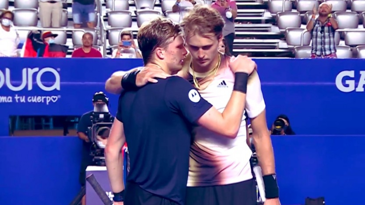 Jenson Brooksby y Alexander Zverev se saludan en la red. Fuente: TennisTV