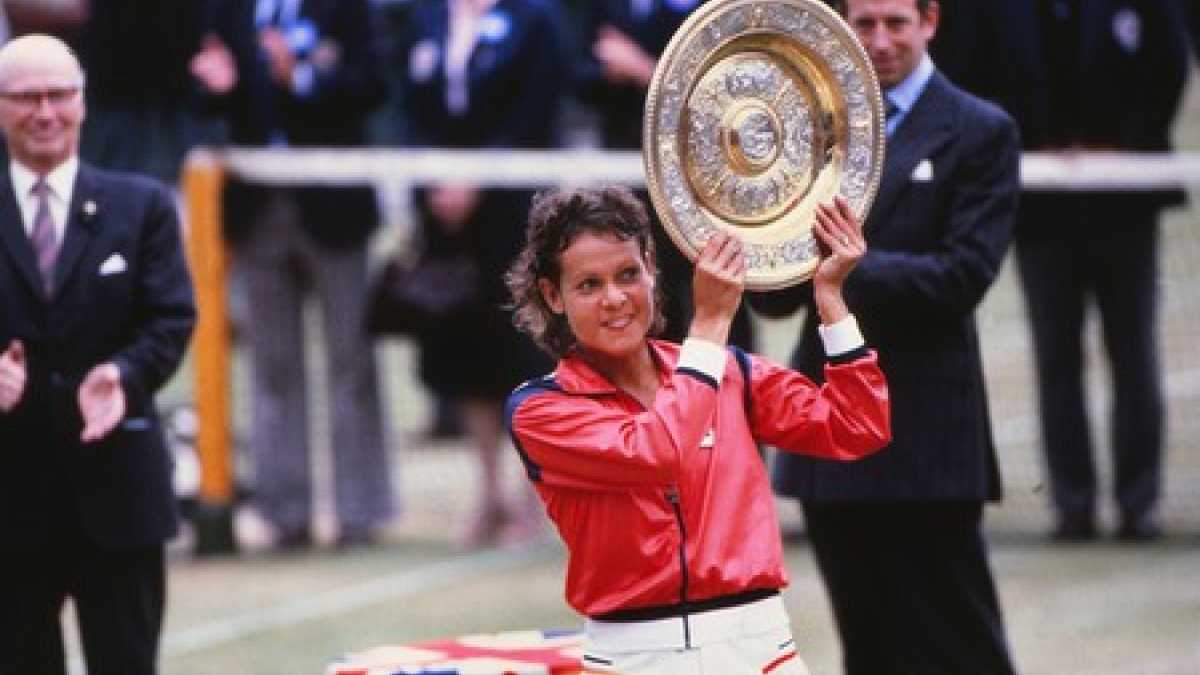 Evonne Goolagong posa con tu título en Wimbledon. Fuente: Getty
