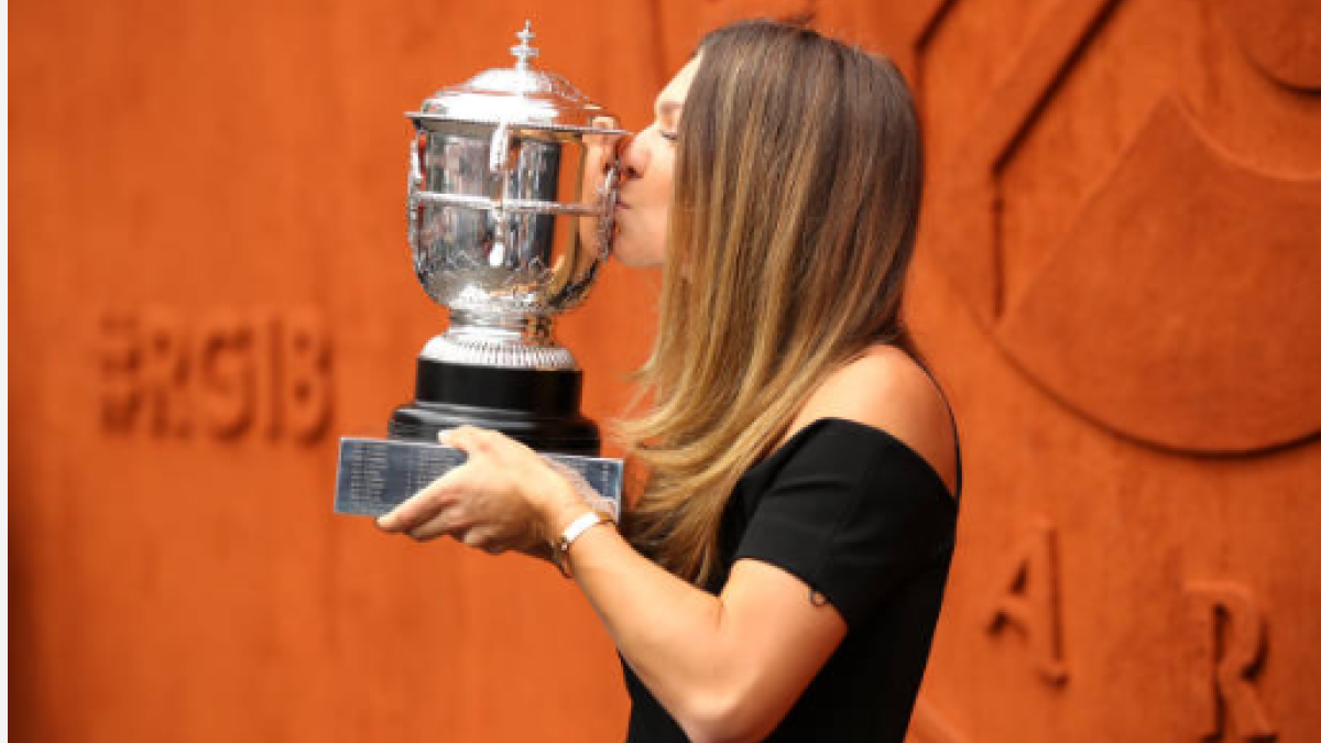 Halep con el título de Roland Garros. Fuente: Getty