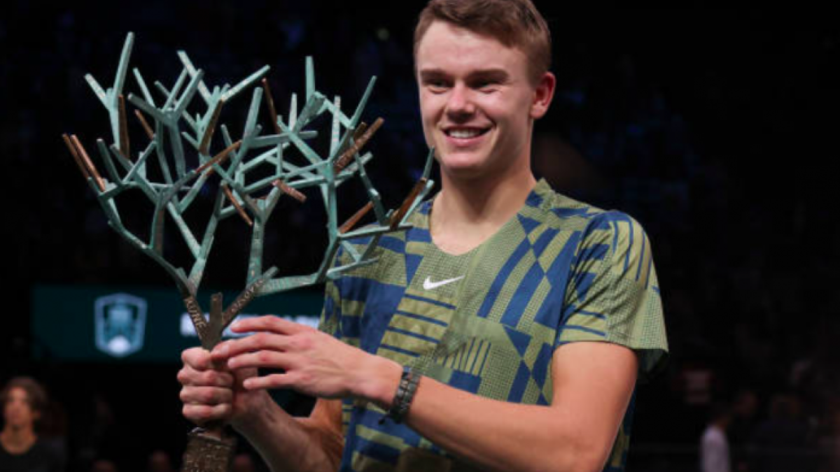 Holger Rune con el título de París-Bercy. Foto: Getty
