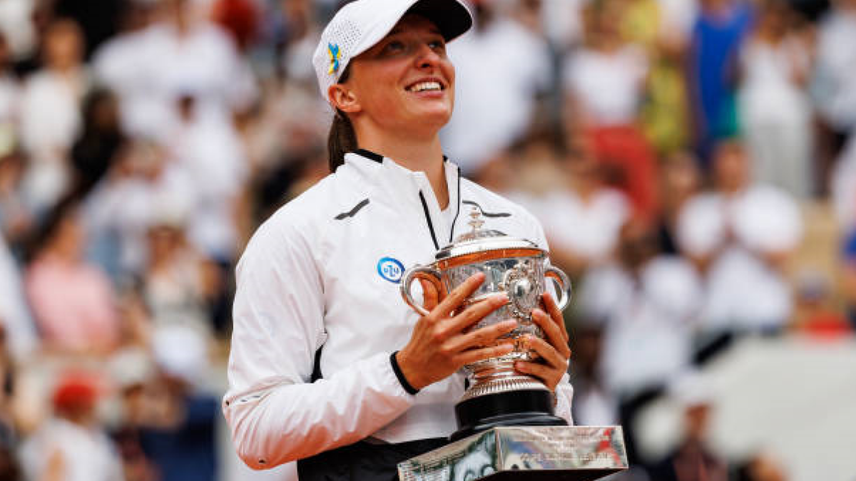 Iga Swiatek con el trofeo de Roland Garros 2023. Foto: getty