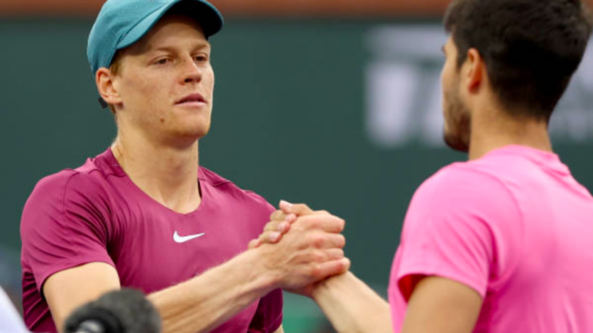 Choque de manos entre Jannik Sinner y Carlos Alcaraz. Fuente: Getty