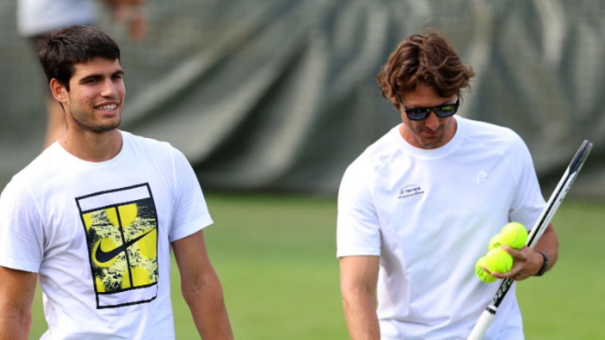 Carlos Alcaraz y Juan Carlos Ferrero en Wimbledon 2023. Foto: Getty