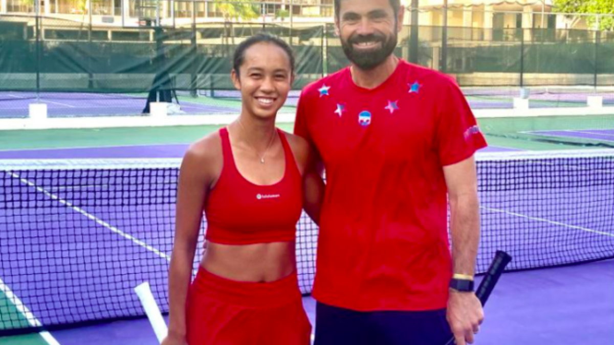 Leylah Fernández entrenando con su nuevo entrenador, Julián Alonso. Fuente: Punto de Break