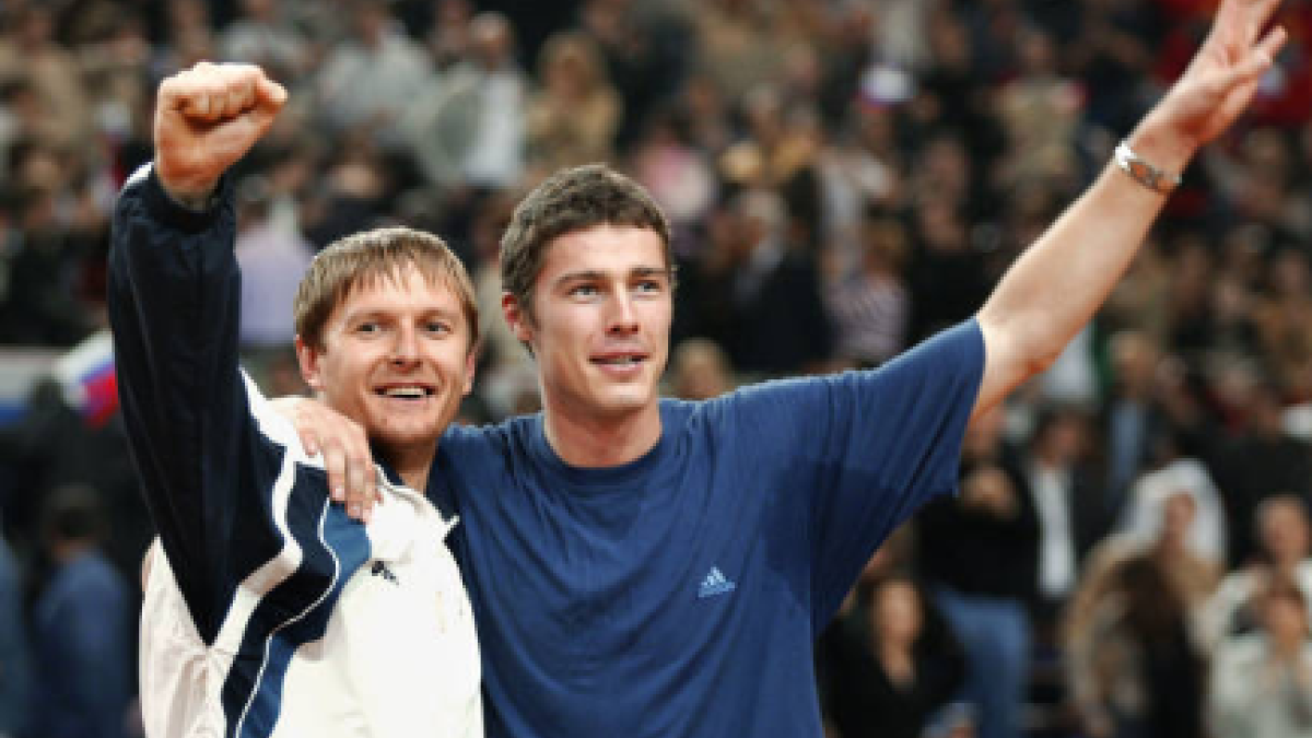 Kafelnikov y Safin tras conquistar la Copa Davis. Fuente: Getty