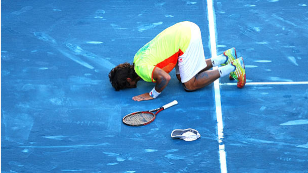 Fernando Verdasco besa la tierra azul de Madrid tras vencer a Nadal en 2012. Fuente: Getty