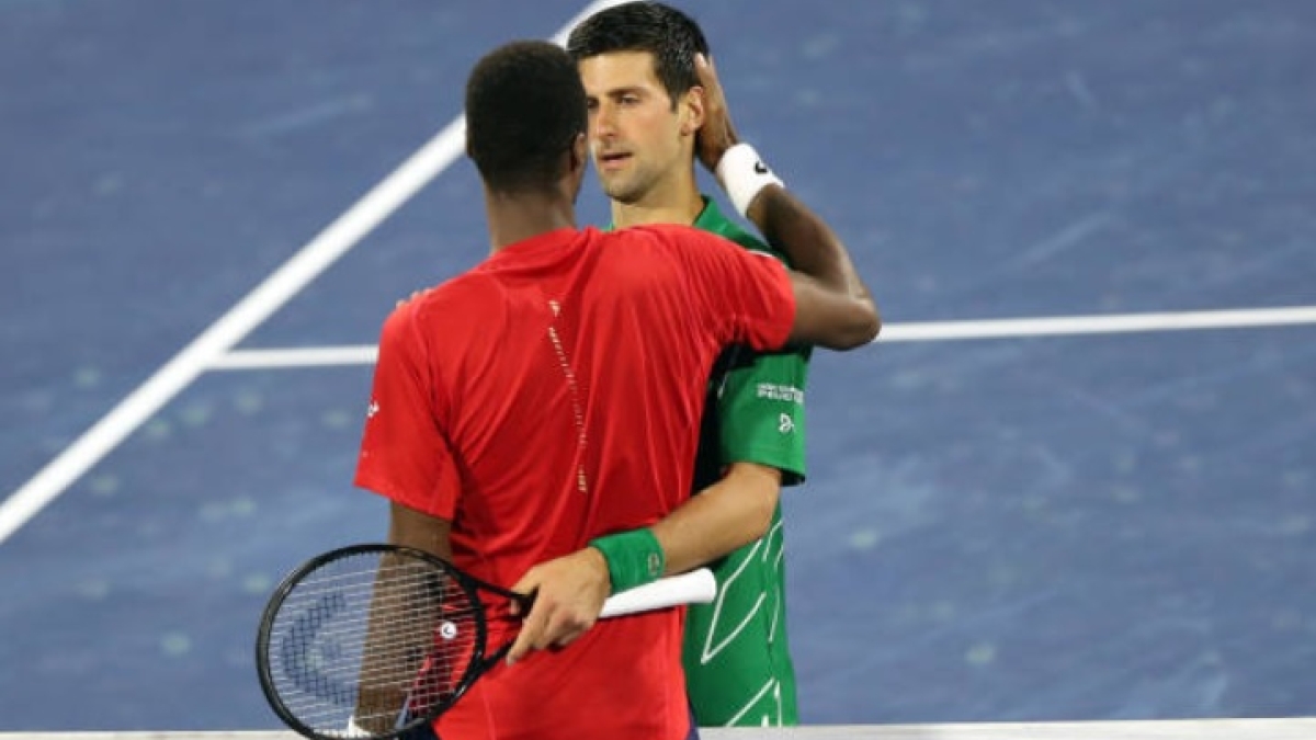 Gael Monfils con Novak Djokovic. Foto: Getty Images