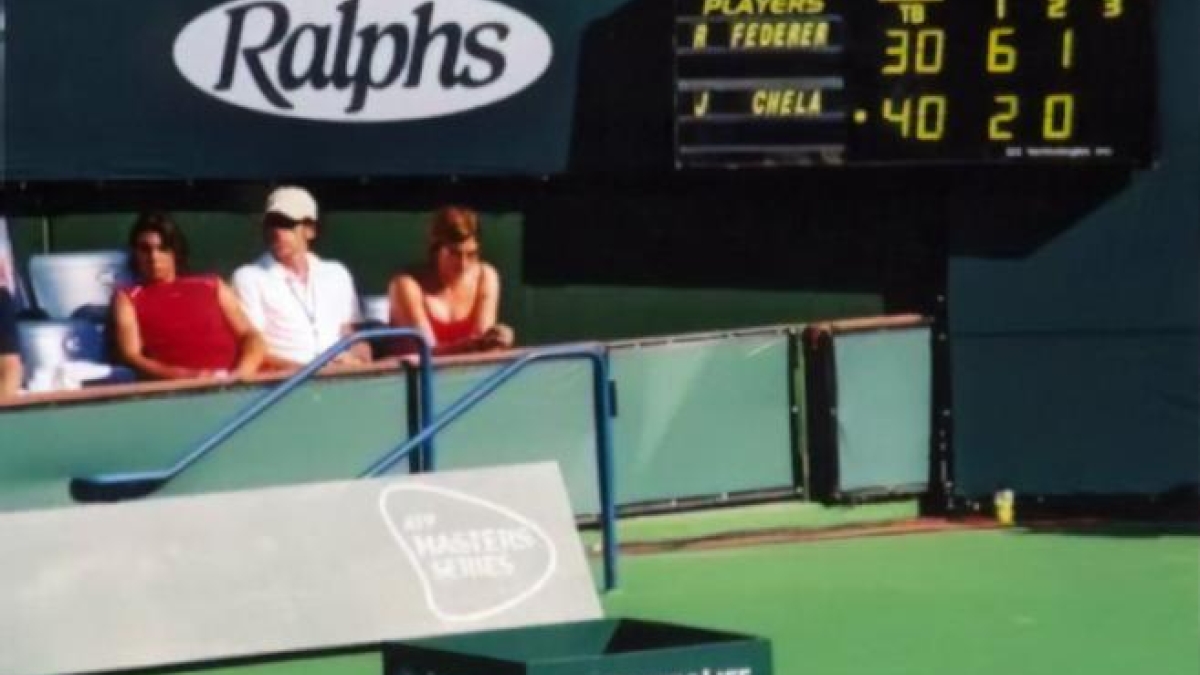 Rafa Nadal, sentado en el box de Federer cerca de Mirka, en Indian Wells 2004. Foto: @Rafa_Minato99