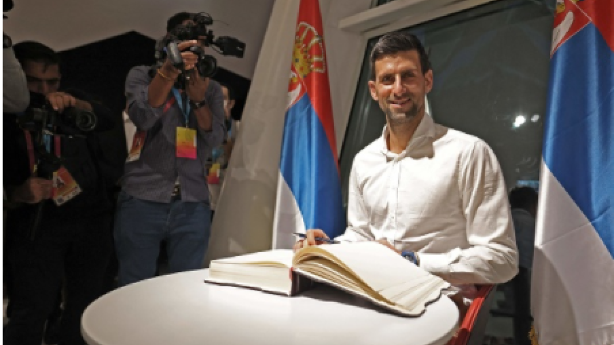 Novak Djokovic habla para televisión serbia. Foto: gettyimages