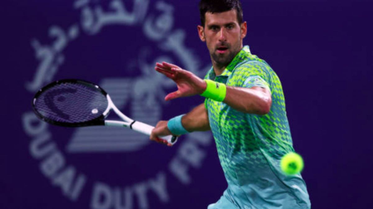 Novak Djokovic en su partido de cuartos de final del ATP Dubái 2023. Foto: Getty