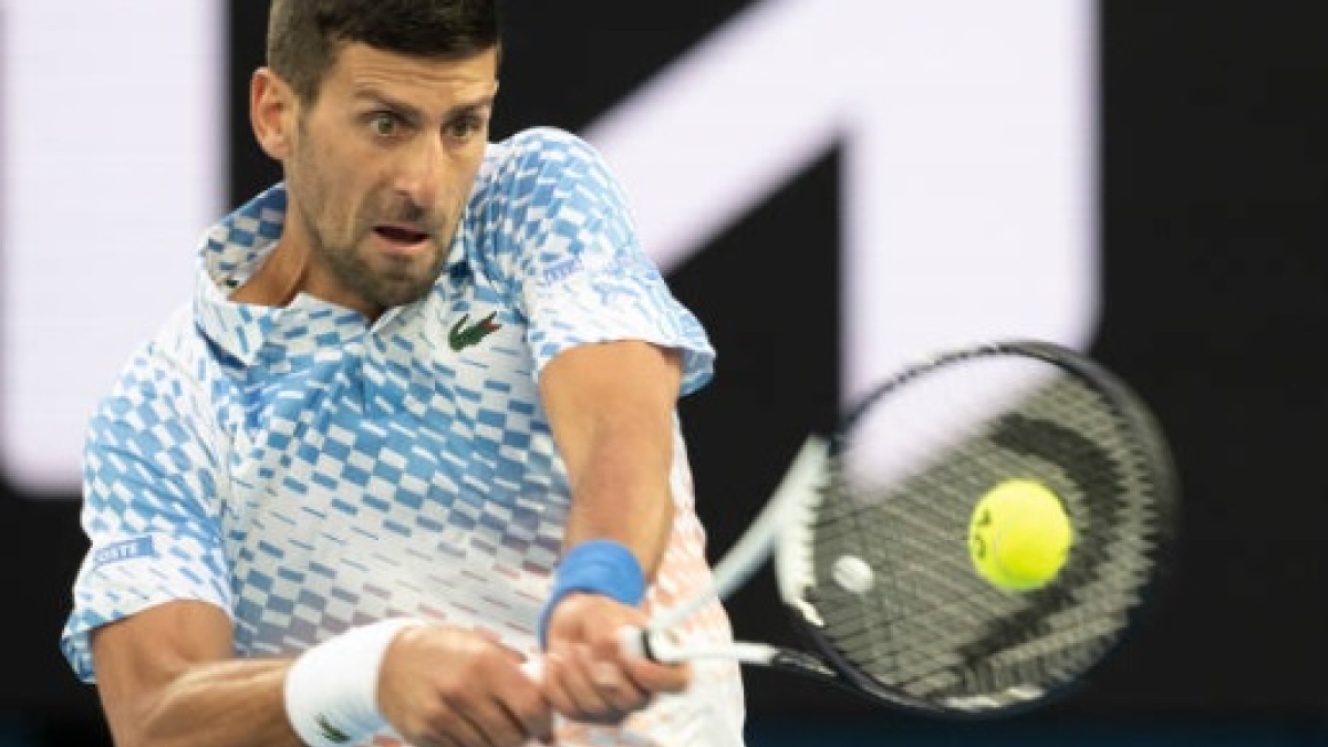 El serbio impactando un revés en la noche de Melbourne ante Couacaud. Foto: Getty