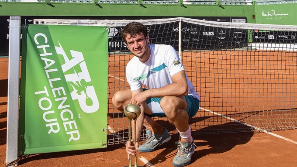 Pedro Martínez posa con su título de campeón. Fuente: Álvaro Díaz