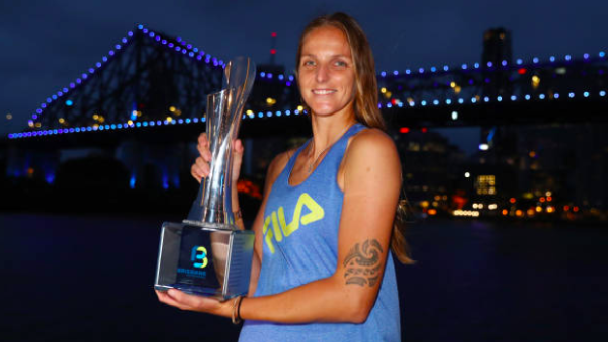 Karolina Pliskova posa con su tercer título en Brisbane. Fuente: Getty