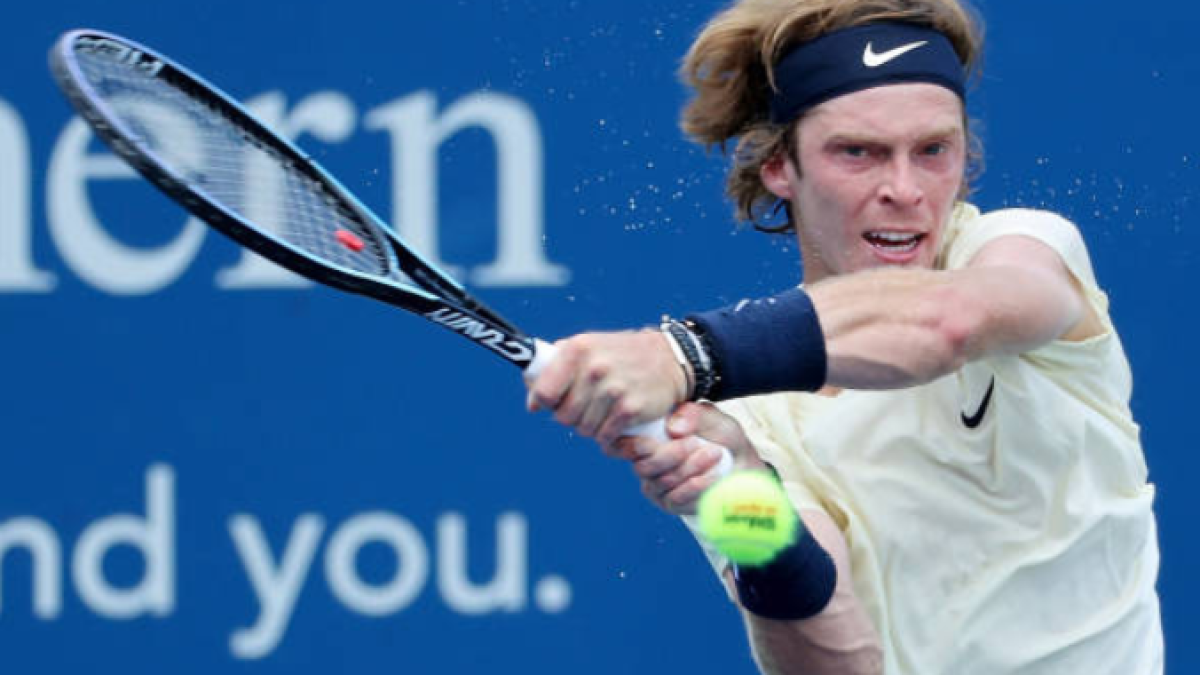 Rublev rompe el maleficio y derrota a su amigo Medvedev