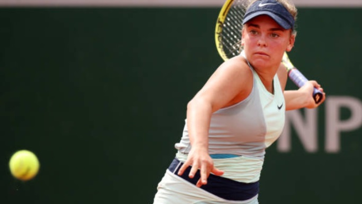La joven checa jugando en la prueba júnior de Roland Garros 2022. Foto: Getty