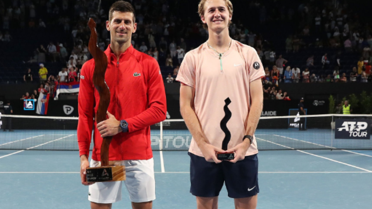 Novak Djokovic y Sebastian Korda en Adelaida. Foto: Getty