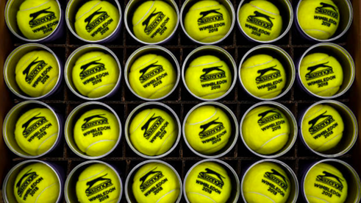 Wimbledon y su clásica pelota Slazenger. Fuente: Getty