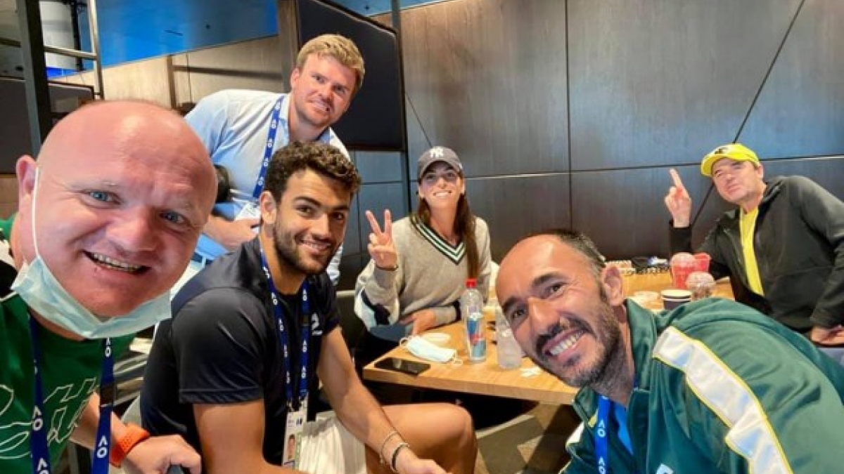 Ramón Punzano junto a Matteo Berrettini y su equipo de trabajo. Fuente: Ramón Punzano