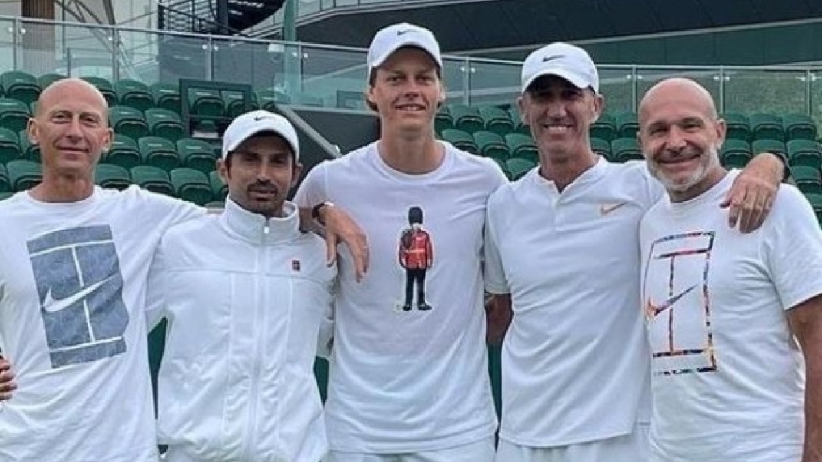 Jannik Sinner junto a su nuevo equipo. Fuente: Corriere della Sera
