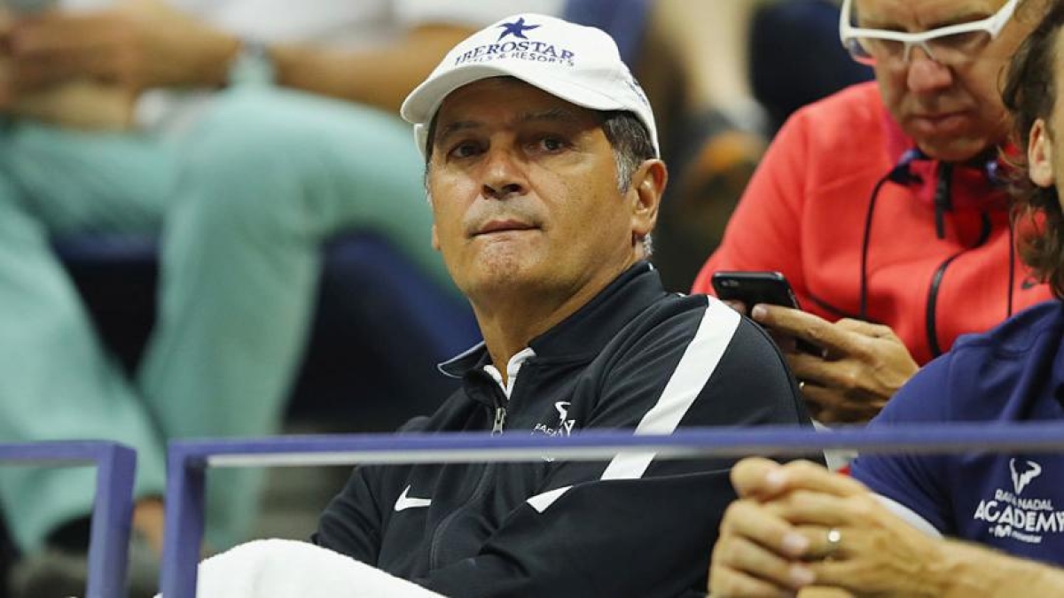 El dardo de Toni Nadal a Djokovic: "Sorprende que le venga el dolor y que luego, le desaparezca".
