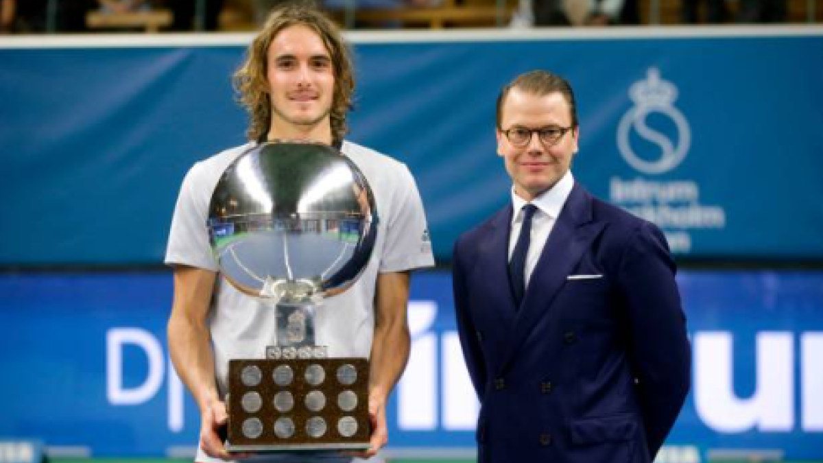 Tsitsipas, con el título de campeón en Estocolmo. Fuente: Getty