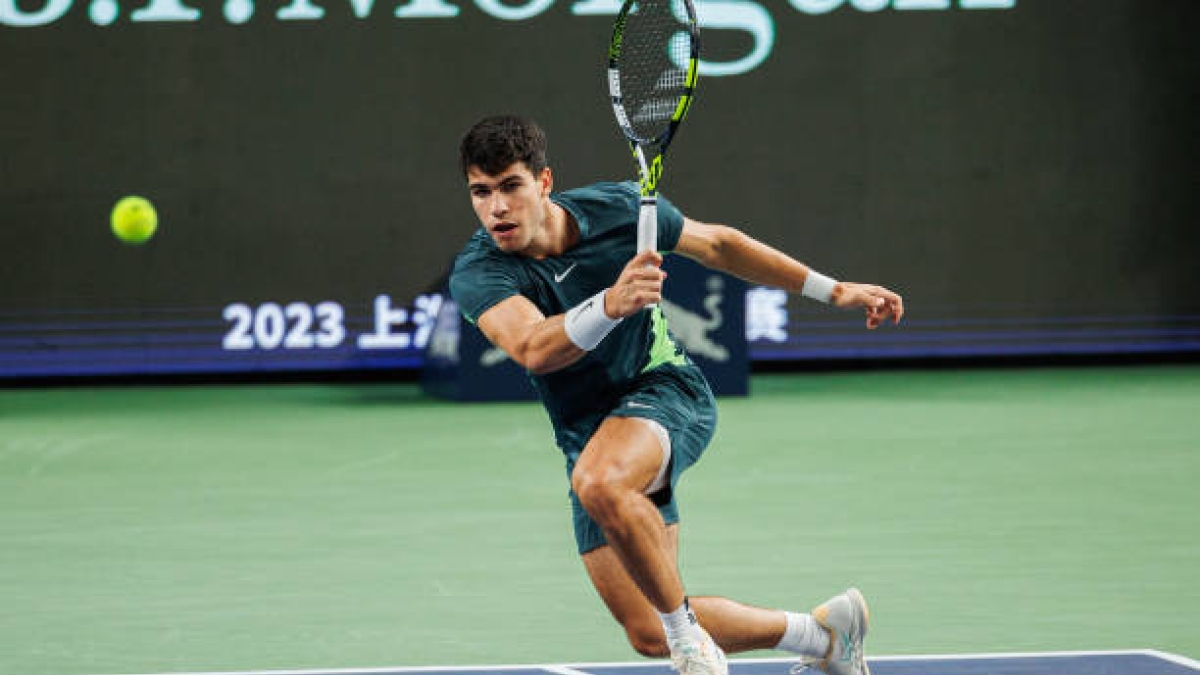 Carlos Alcaraz, en su duelo ante Grigor Dimitrov en ATP Shanghái 2023. Foto: gettyimages