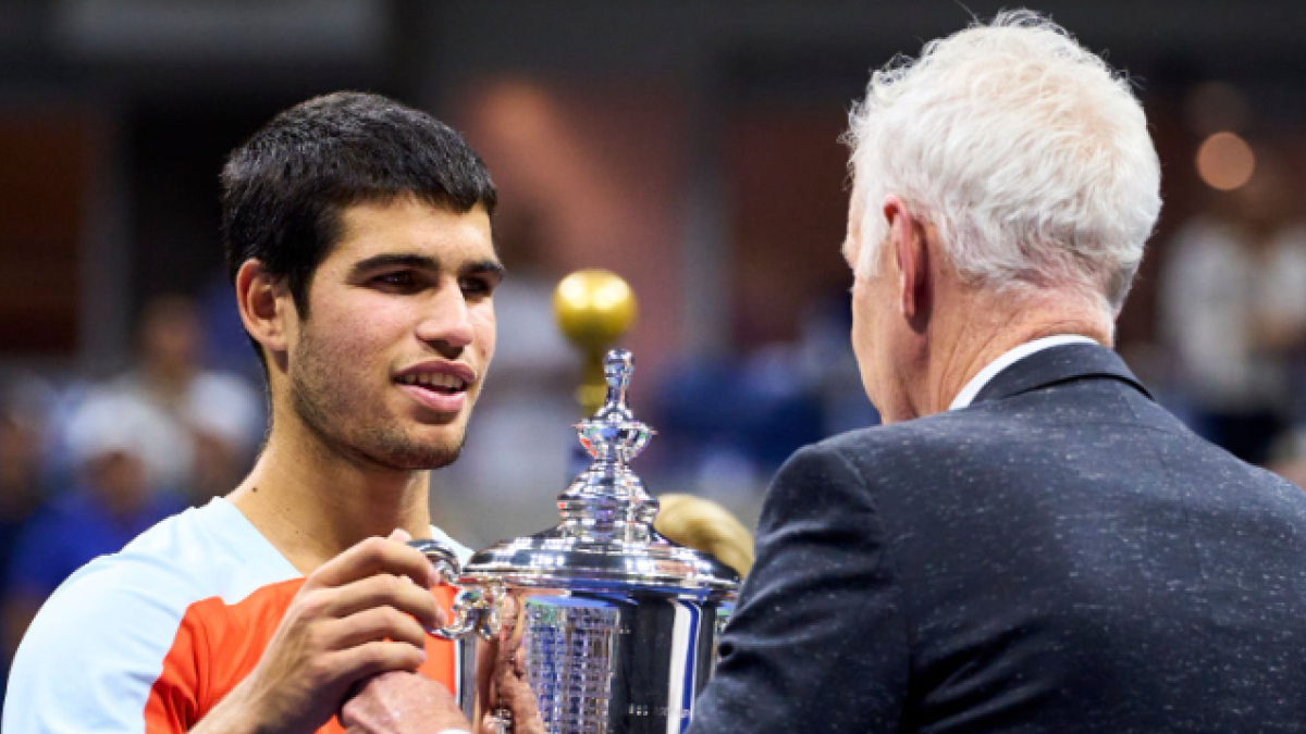 Carlos Alcaraz y John McEnroe en el pasado US Open 2022. Foto: Getty