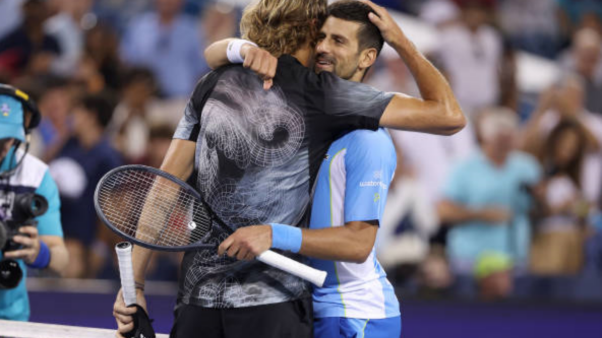 Alexander Zverev y Novak Djokovic en el US Open 2021. Foto: getty