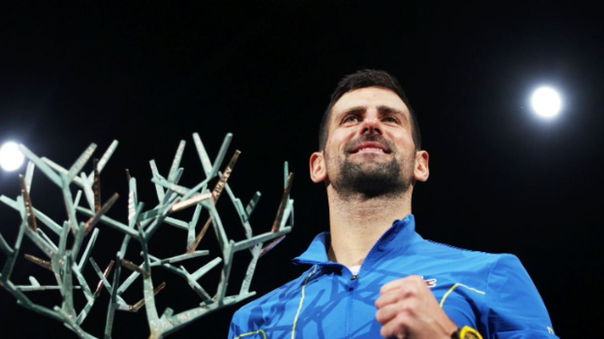 Novak Djokovic posa con el trofeo en el ATP Rolex Paris Masters 2023. Foto: Getty