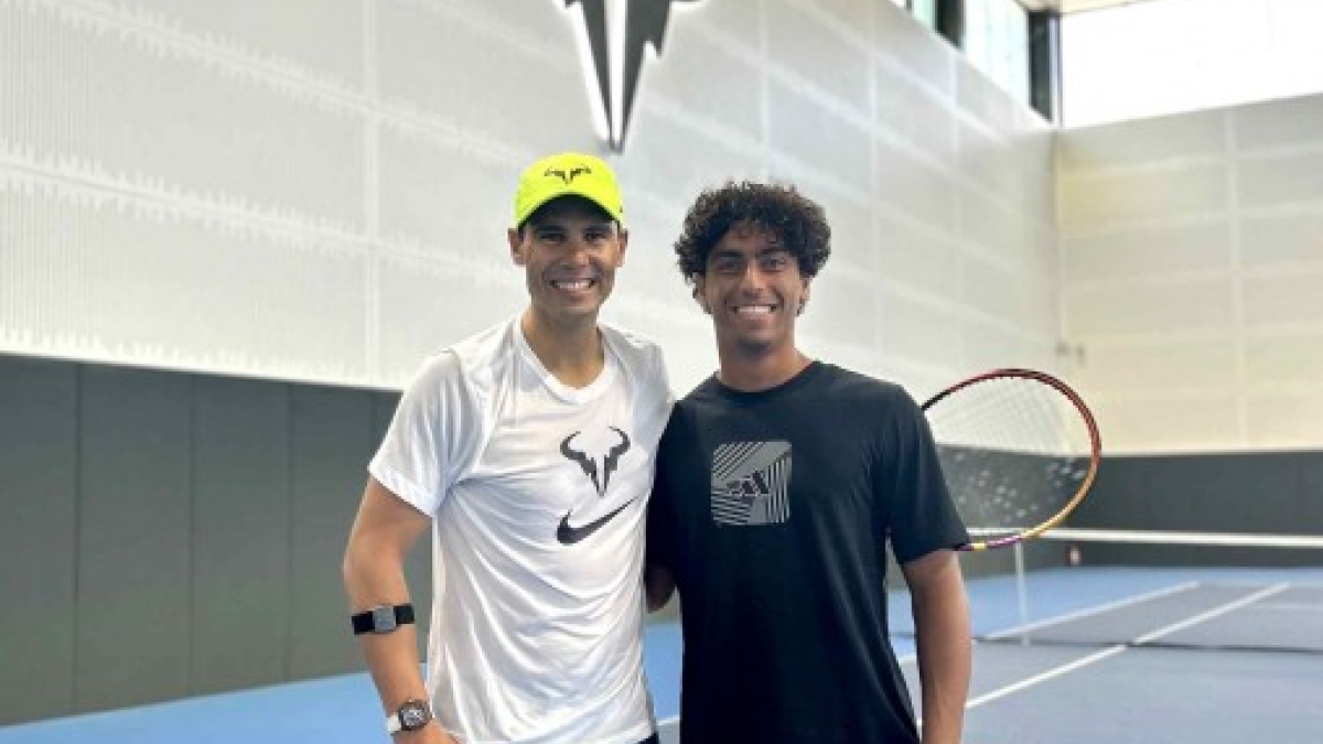 Rafael Nadal y Abdullah Shelbayh en la Academia. Foto: Rafa Nadal Academy by Movistar