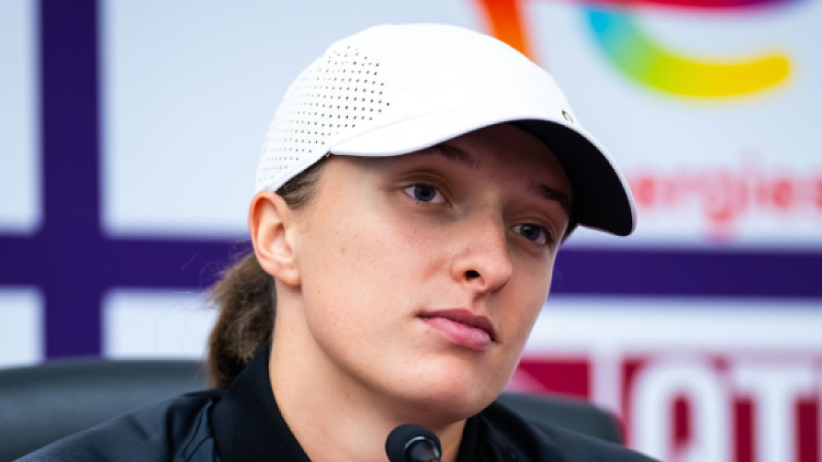 Iga Swiatek en la sala de prensa del WTA Doha 2024. Foto: Getty