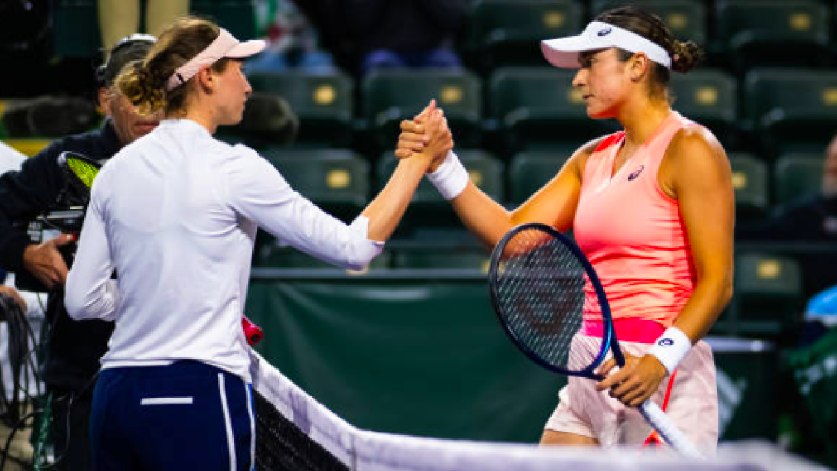 Cristina Bucsa y Caroline Dolehide se saludan tras el partido. Fuente: Getty